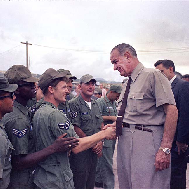 PRESIDENT_JOHNSON_VISITS_U.S._SOLDIERS_AT_CAM_RANH_BAY_IN_SOUTH_VIETNAM